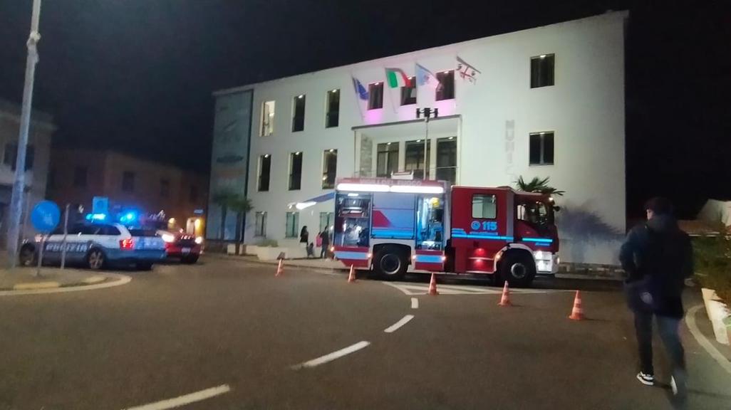 Corsa contro il tempo per riaprire gli uffici dopo l’incendio