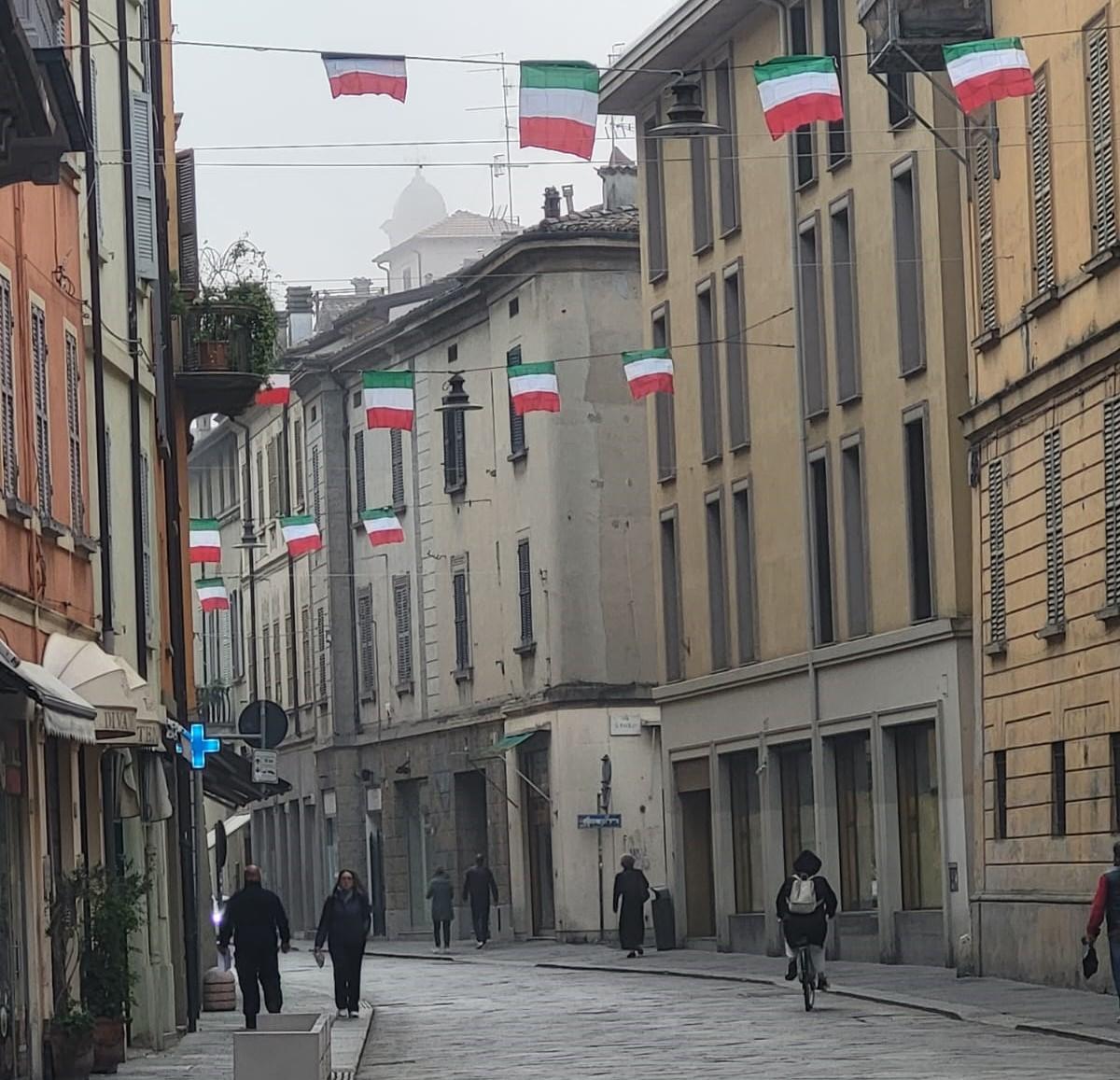 
	La citt&agrave; si sta riempiendo di bandiere tricolore per l'evento

