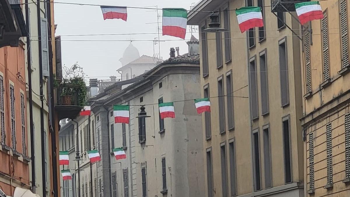 La città si sta riempiendo di bandiere tricolore per l'evento