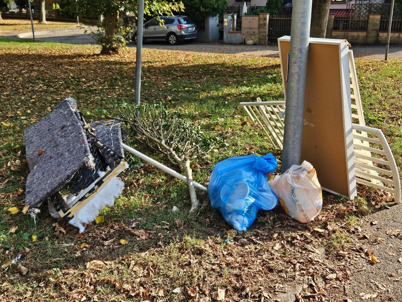 Mobili, letti e rifiuti a terra. Pontelagoscuro ostaggio di incivili