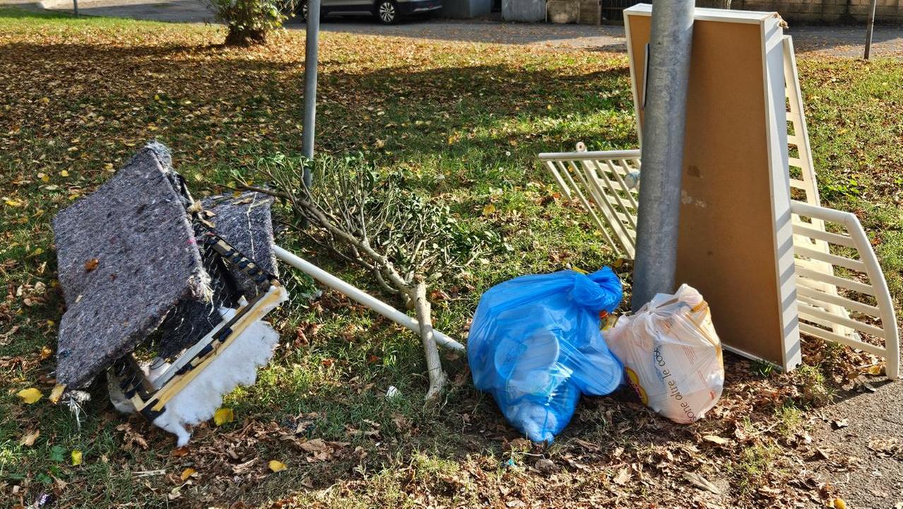 Mobili, letti e rifiuti a terra. Pontelagoscuro ostaggio di incivili