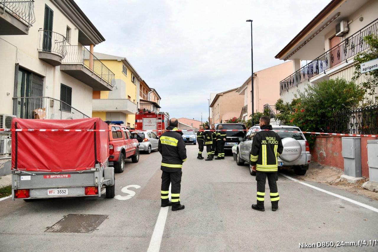 Olbia, l’uomo barricato in casa scende dal tetto dopo ore di trattative