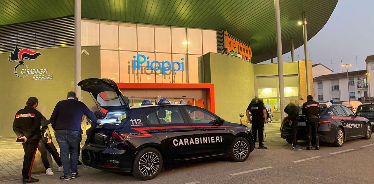 Rissa al centro commerciale di Copparo, inseguimenti in auto e bastonate