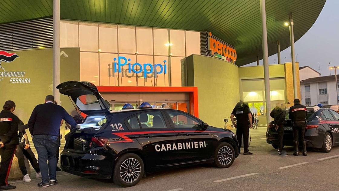 Rissa al centro commerciale di Copparo, inseguimenti in auto e bastonate