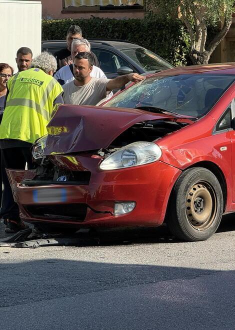 Altopascio, bimbo rompe il parabrezza con la testa