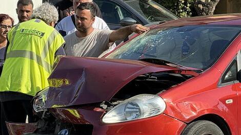 Altopascio, bimbo rompe il parabrezza con la testa