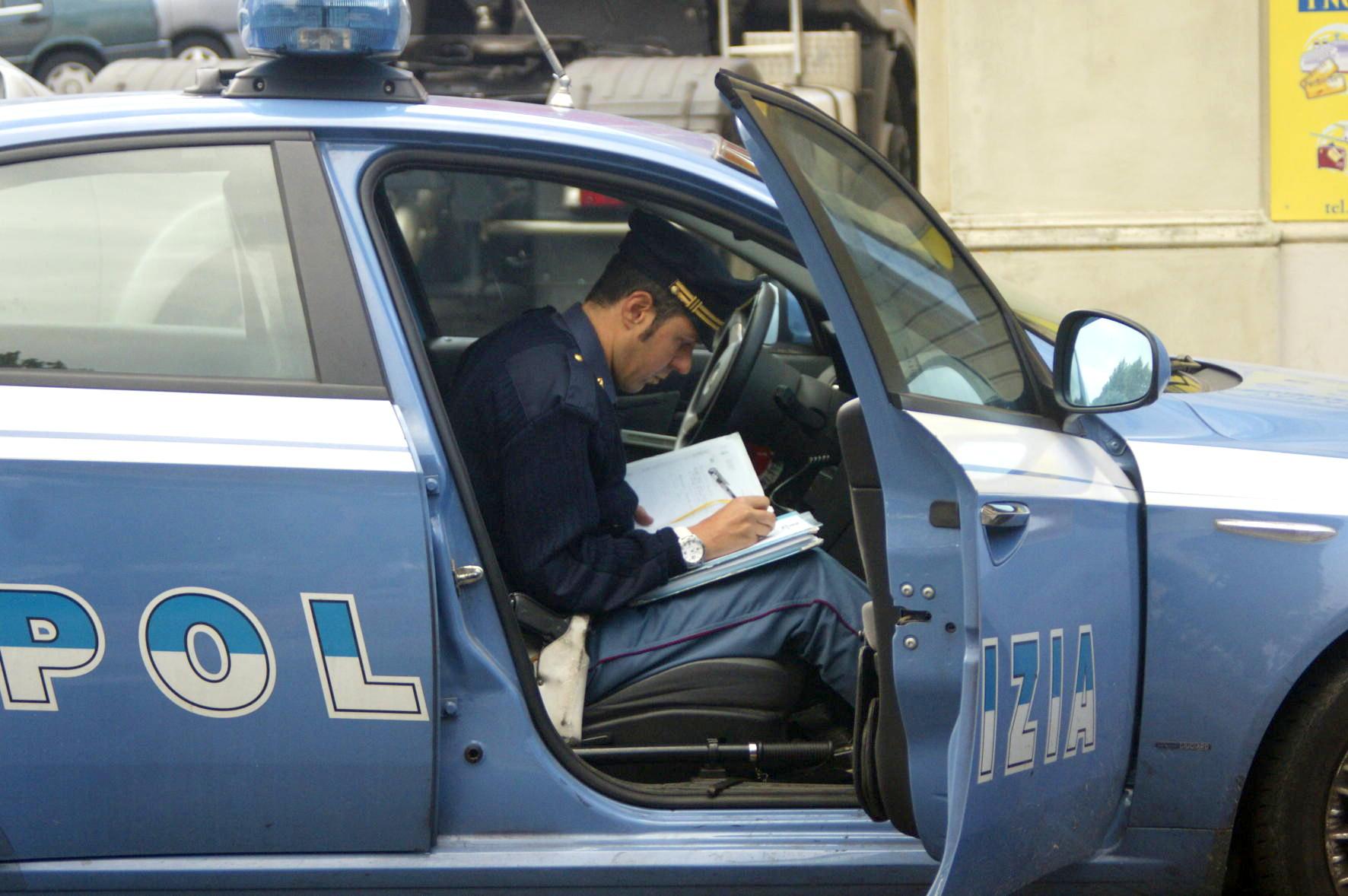 Un agente delle volanti (foto d'archivio)