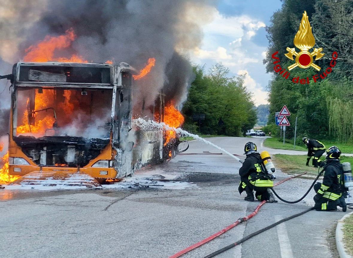 
	L'intervento dei vigilli del fuoco per spegnere le fiamme

