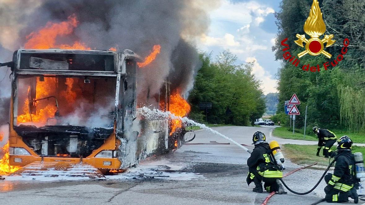 L'intervento dei vigilli del fuoco per spegnere le fiamme