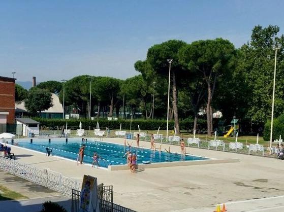 Prato, cade intonaco e cemento: sospese per tre giorni le attività alla piscina comunale