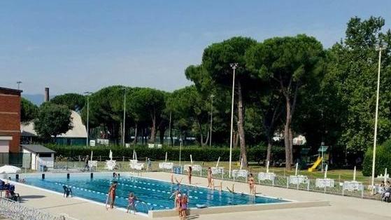 Prato, cade intonaco e cemento: sospese per tre giorni le attività alla piscina comunale