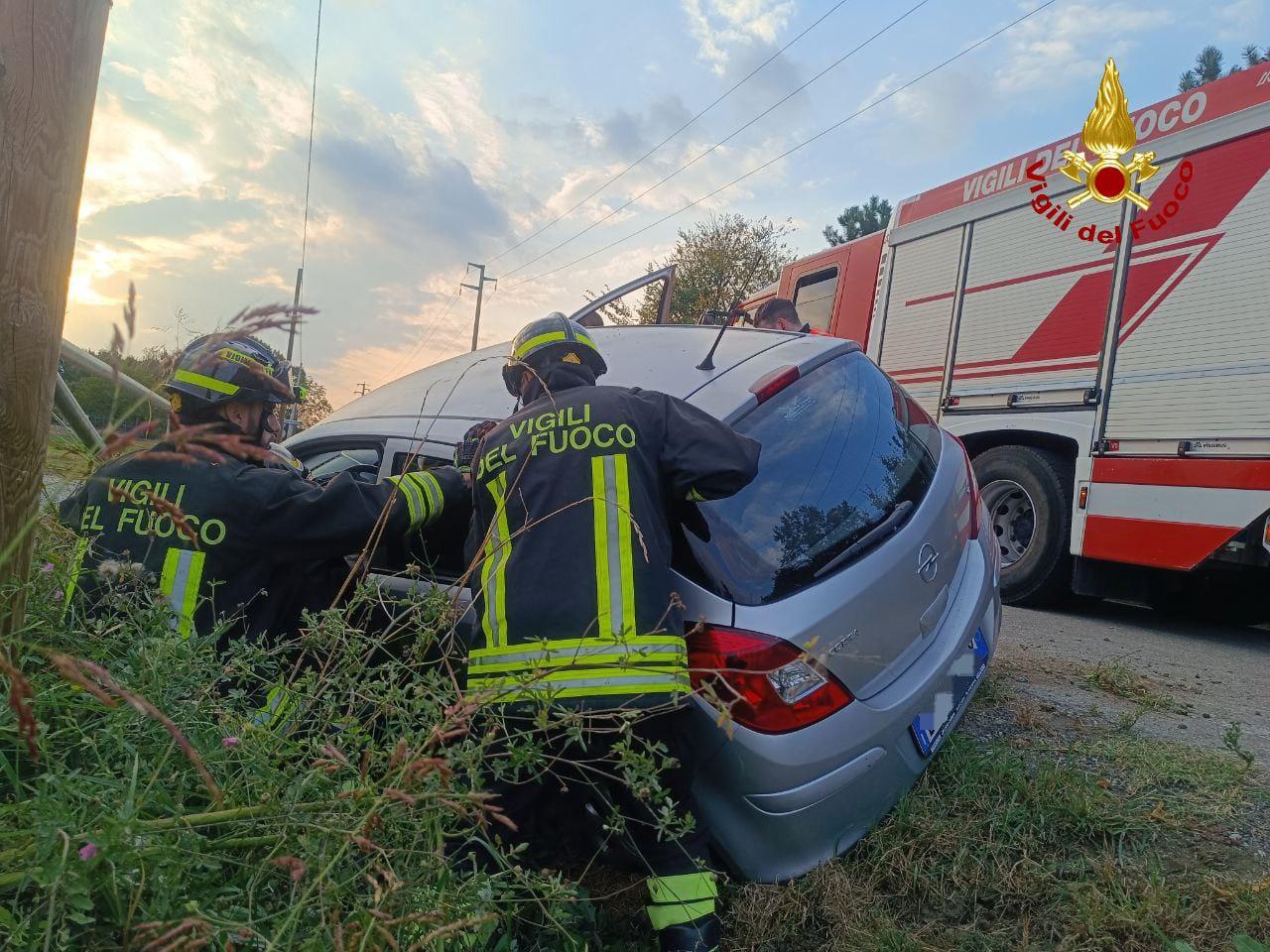 Auto si ribalta e finisce nel fossato in strada Pomposiana