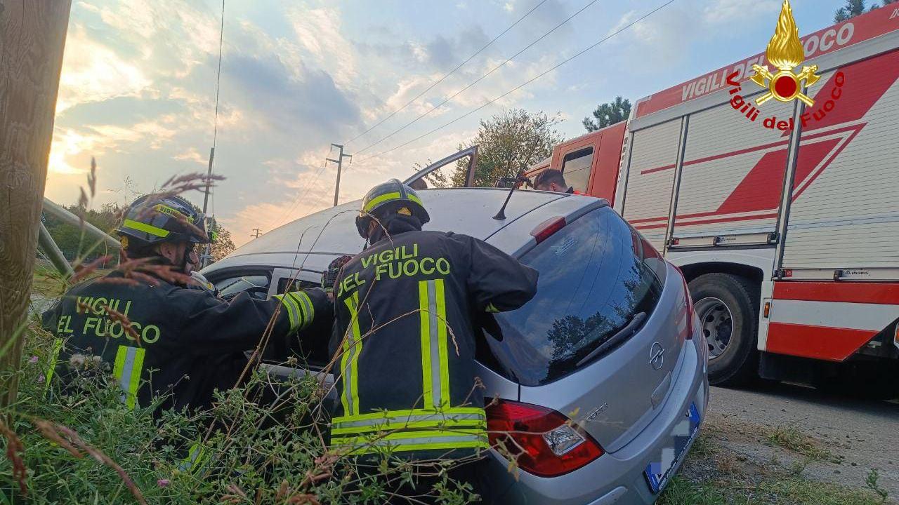 Auto si ribalta e finisce nel fossato in strada Pomposiana