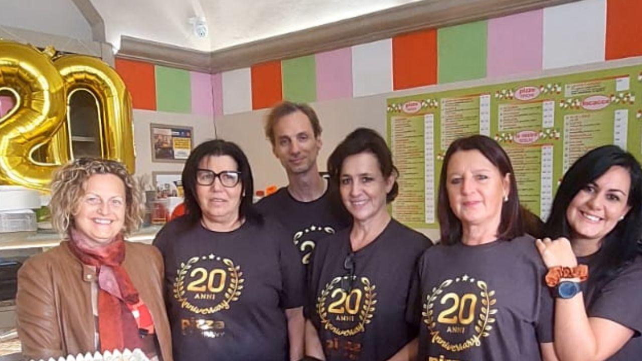 Lo staff della pizzeria con la sindaca Arianna Cecchini
