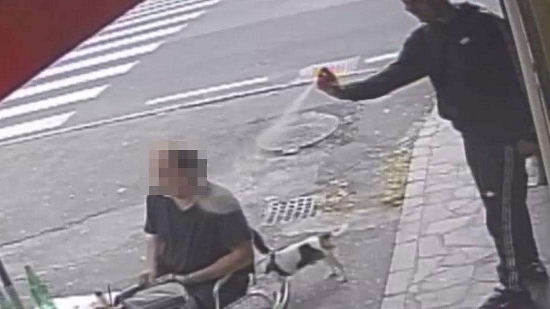 Lo spray spruzzato su un cliente