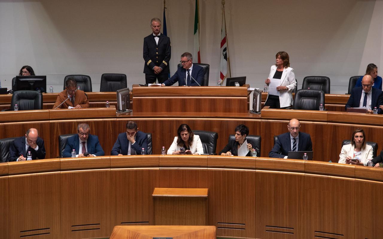 Il presidente del consiglio regionale Piero Comandini  e sotto la governatrice Alessandra Todde