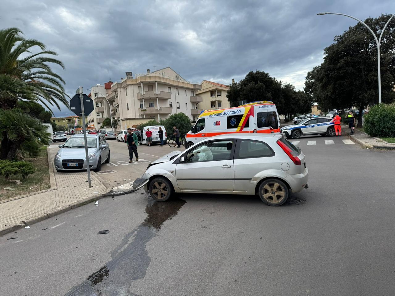 Violento schianto tra due auto per una mancata precedenza: un ferito