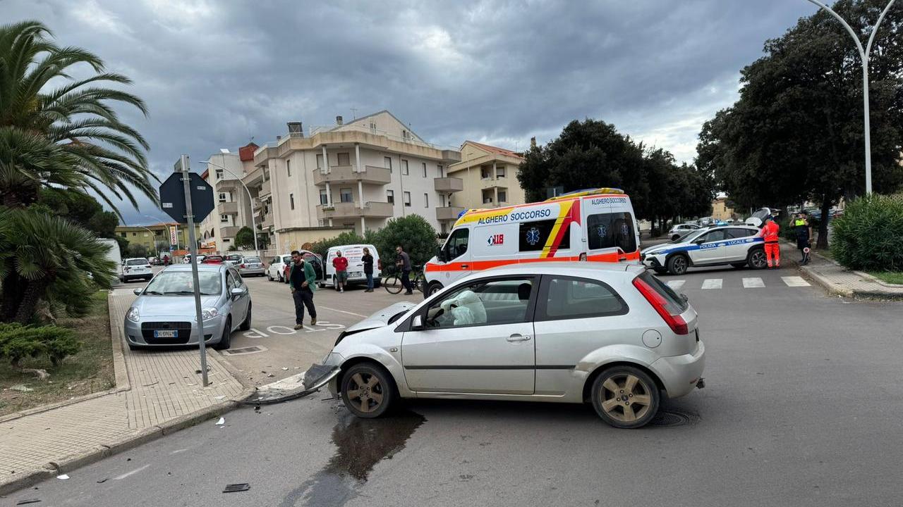 Violento schianto tra due auto per una mancata precedenza: un ferito