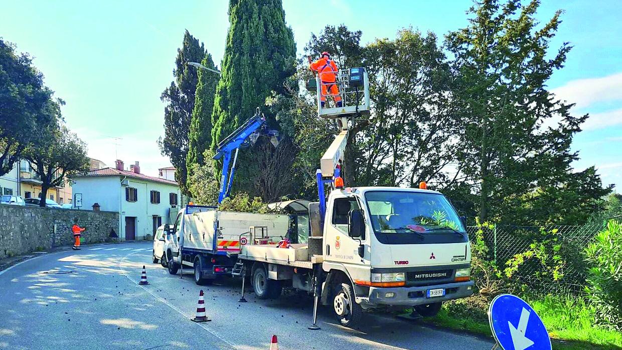 Il primo intervento nel tratto interessato di via Traversa Livornese