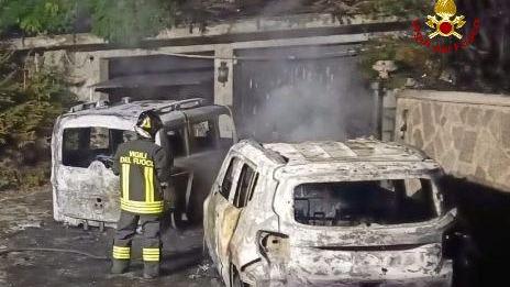 Accusato di aver incendiato due auto per un debito: arrestato