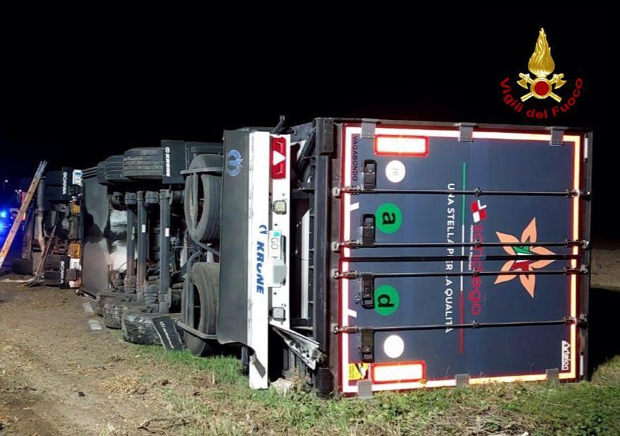 Camion si ribalta a Brescello, conducente estratto dalla cabina e portato in ospedale