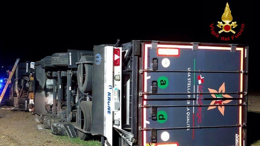 Camion si ribalta a Brescello, conducente estratto dalla cabina e portato in ospedale
