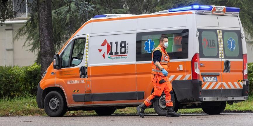 Turista tedesco noleggia una Ferrari e in retromarcia schiaccia due donne contro un muro