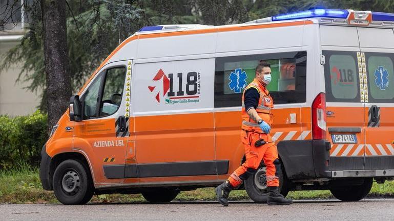 Turista tedesco noleggia una Ferrari e in retromarcia schiaccia due donne contro un muro