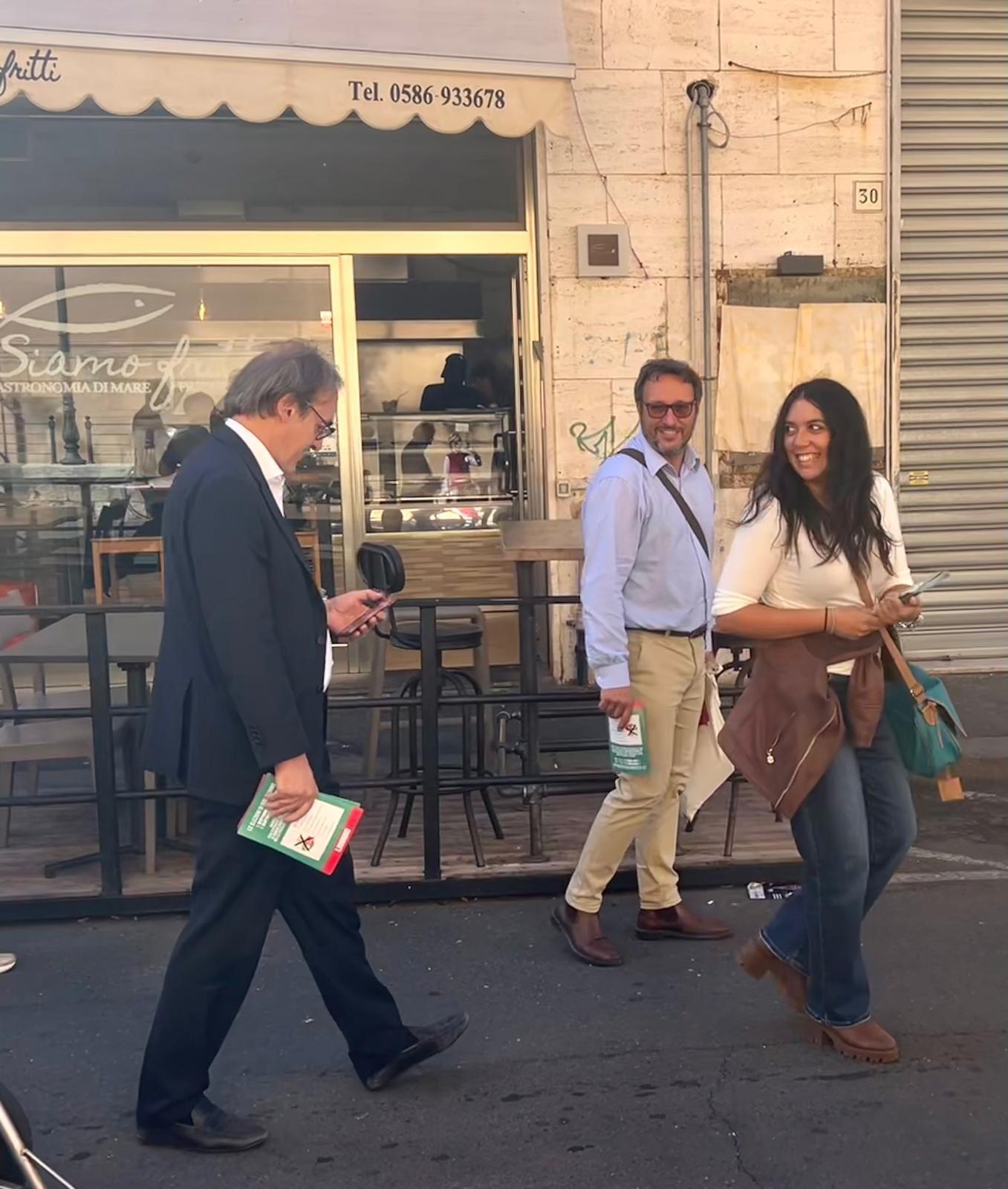 Diletta Fallani, neoeletta consigliera regionale di Avs, mentre fa volantinaggio in centro