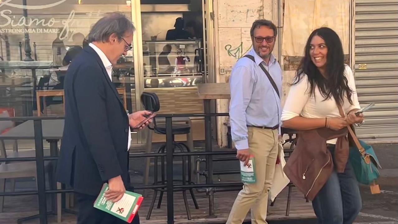 Diletta Fallani, neoeletta consigliera regionale di Avs, mentre fa volantinaggio in centro