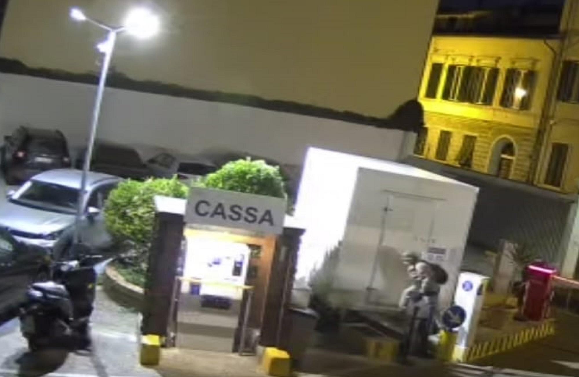 Il ladro in azione alla biglietteria di via Cecconi