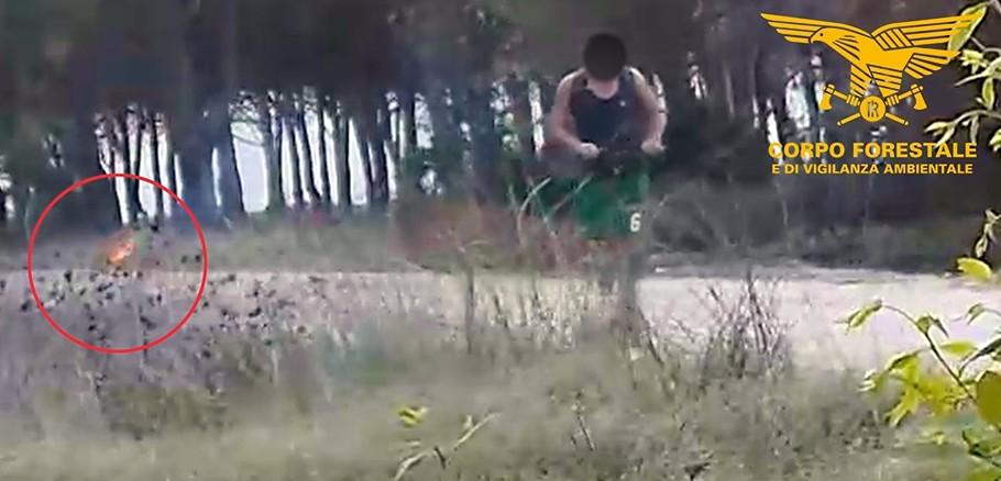 Ha appiccato 5 incendi in monopattino, arrestato un piromane seriale: «La macchina investigativa funziona» – VIDEO