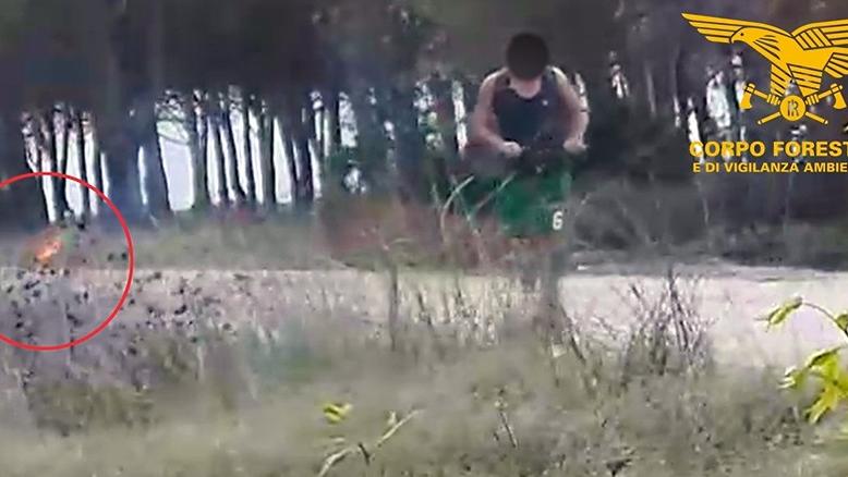 Ha appiccato 5 incendi in monopattino, arrestato un piromane seriale: «La macchina investigativa funziona» – VIDEO