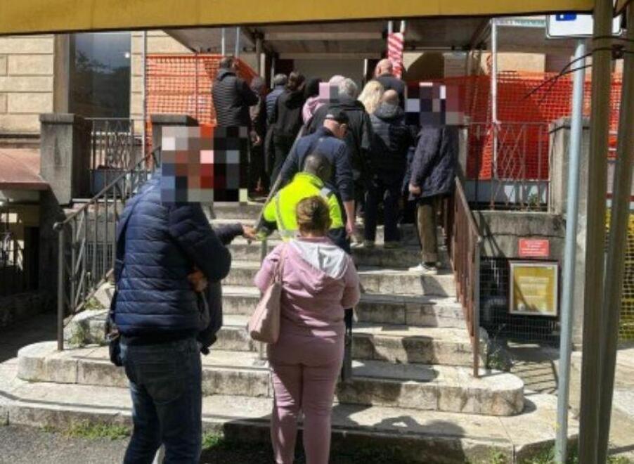 
	Pazienti&nbsp;davanti al 7&deg; Padiglione dell&rsquo;ospedale di Livorno


