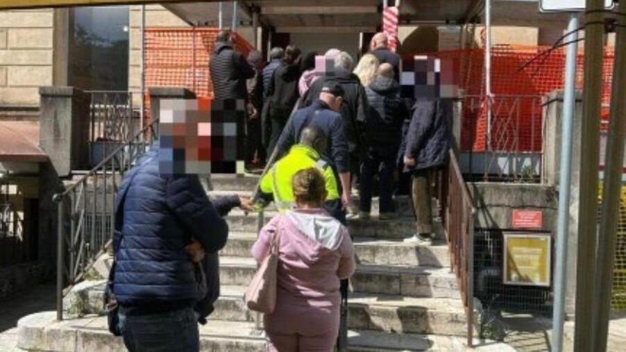 Pazienti davanti al 7° Padiglione dell’ospedale di Livorno