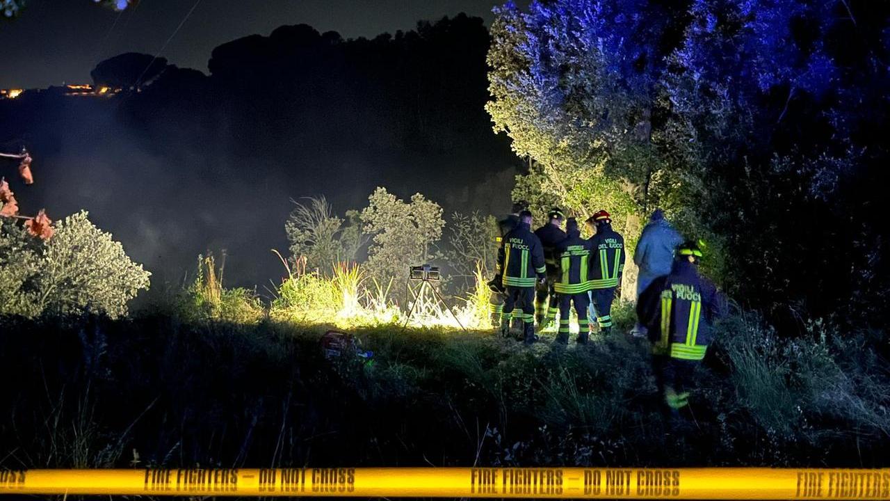 I vigili del fuoco sul luogo dell'incidente (foto Stick)
