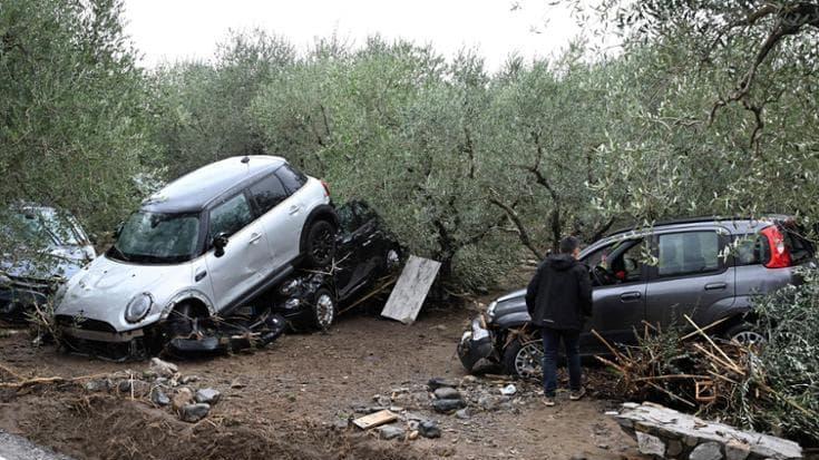 Le auto portate via dall'alluvione a Figline nel novembre 2023