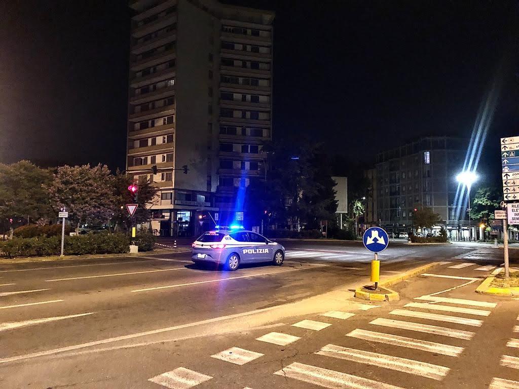 Reggio Emilia, lancia sassi contro le auto in transito in piazza Tricolore: denunciato, è a piede libero