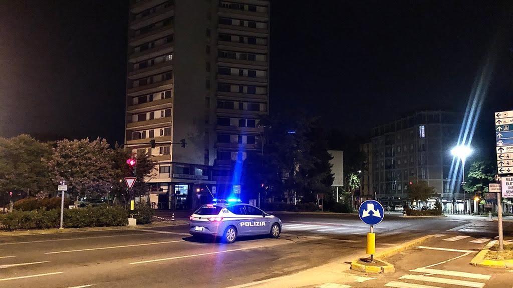 Reggio Emilia, lancia sassi contro le auto in transito in piazza Tricolore: denunciato, è a piede libero