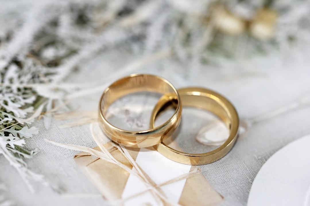 Sposata con due uomini: donna denunciata per bigamia
