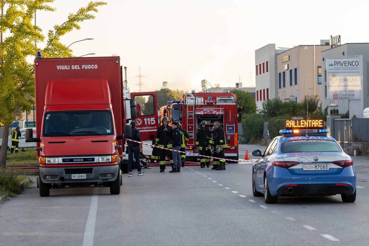 Magazzino in fiamme a Ferrara, notte di lavoro per i vigili del fuoco