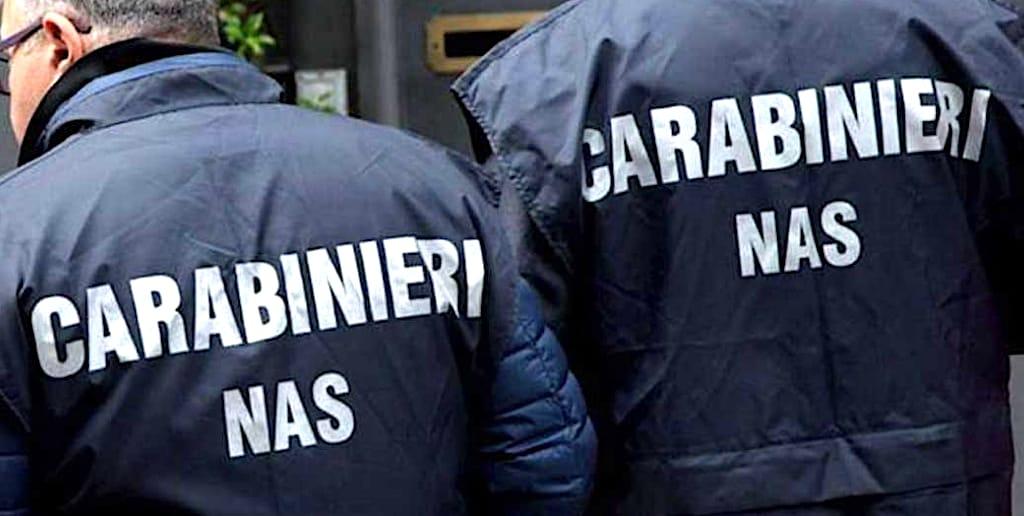 Caffè pronto alla vendita ma nel laboratorio polvere e sporcizia: sequestrati 920 chili