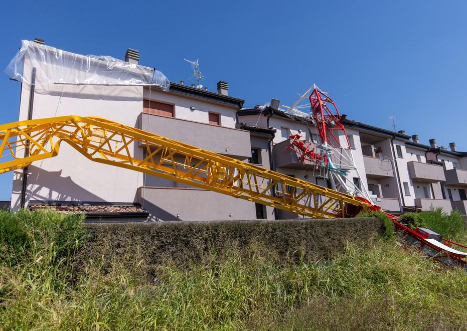 Gru crollata sul condominio a Boara: «Tanti danni e zero risarcimenti»