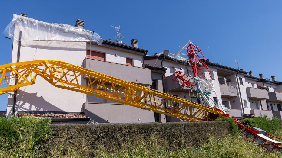 Gru crollata sul condominio a Boara: «Tanti danni e zero risarcimenti»