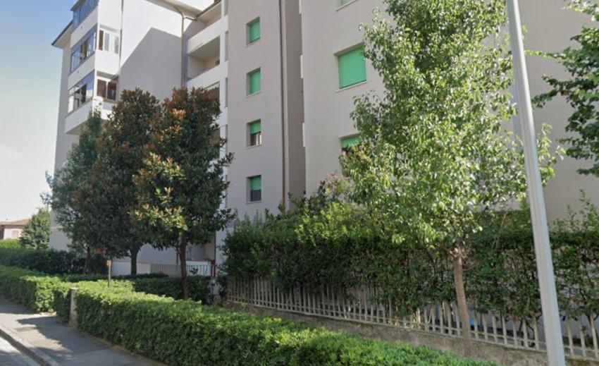 
	Lo stabile di via Righi all'interno del quale &egrave; avvenuta l'aggressione

