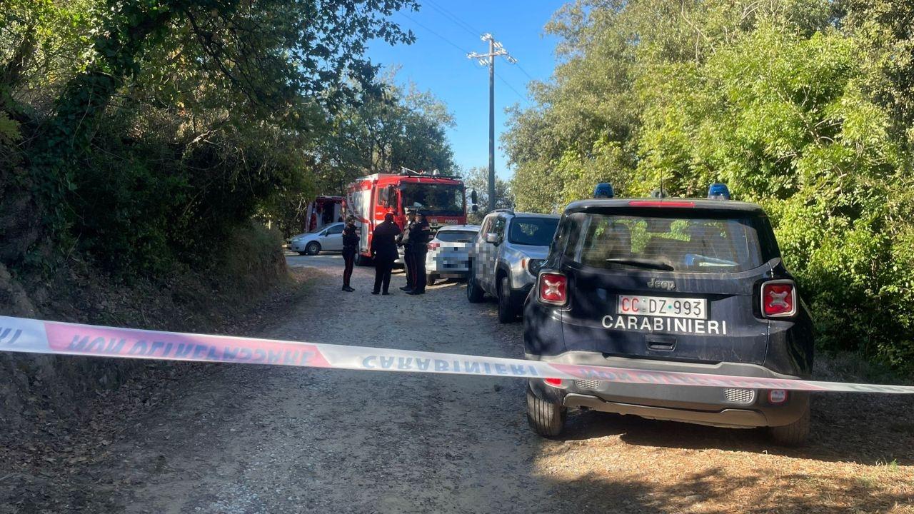 Vigili del fuoco e carabinieri sul posto (foto Stick)