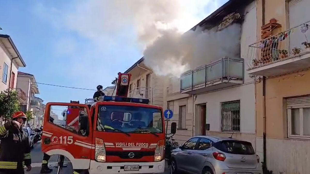 
	Il fumo che esce dalla casa

