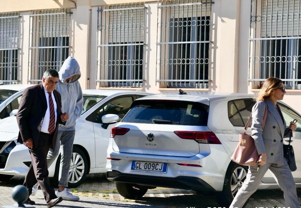 Omicidio Pinna, il 26enne accusato di favoreggiamento arriva in Procura – VIDEO
