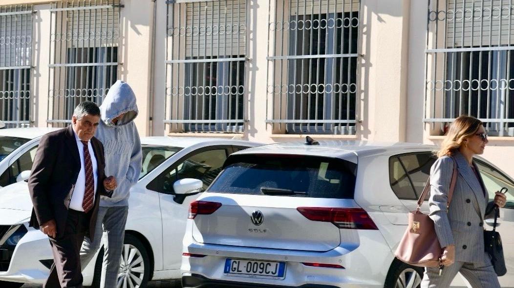 Omicidio Pinna, il 26enne accusato di favoreggiamento arriva in Procura – VIDEO