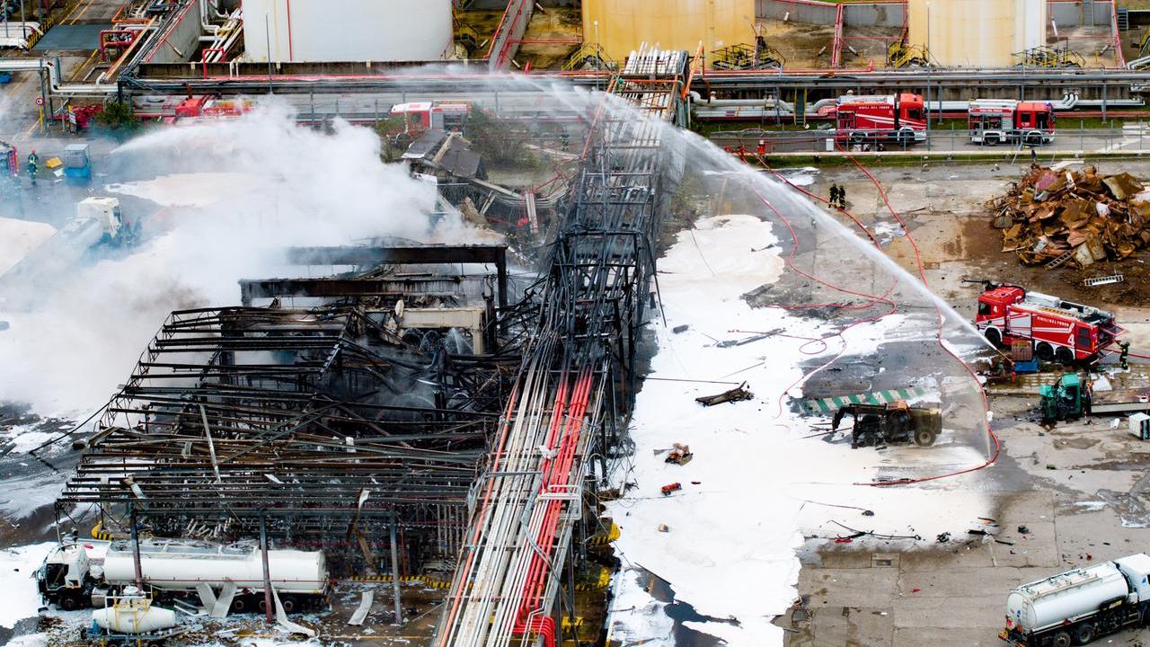 Le operazioni di spegnimento del rogo dopo l'esplosione nel deposito Eni di Calenzano
